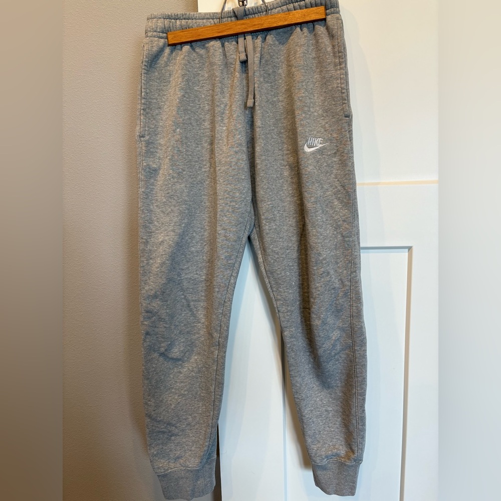 Nike Men’s Drawstring fleece joggers. Small